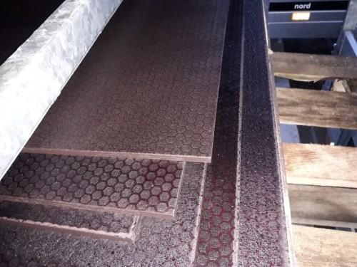 sklejka antypoślizgowa heksa brąz.jpg